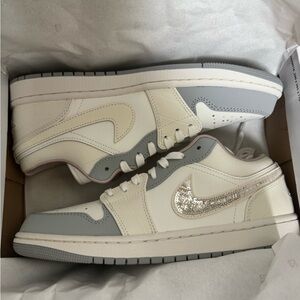 Jordan 1 Low in Sail and Soft Pearl